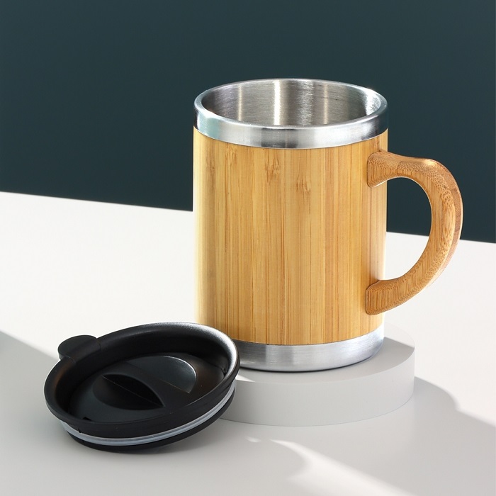 caneca metal e bambu